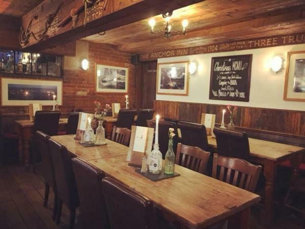 The Anchor Inn Каус Екстериор снимка
